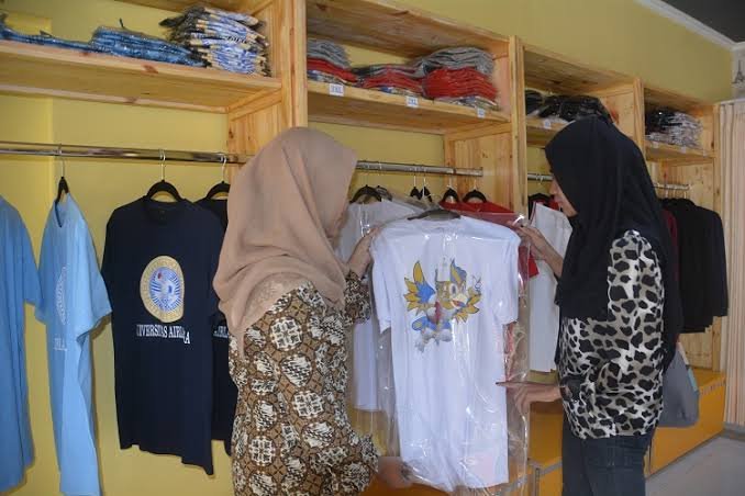 Koleksi Merchandise Resmi UNAIR Store: Tampil Bangga dengan Atribut Kampus Airlangga